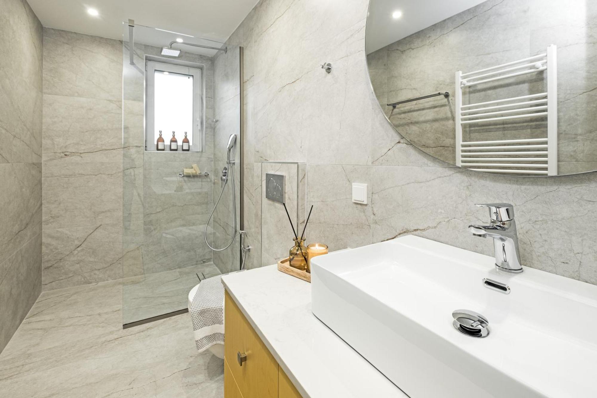 Singer - Luxury Kalamata