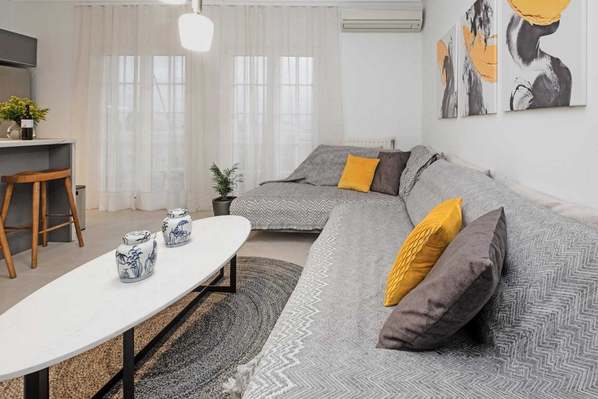 Singer - Luxury Kalamata